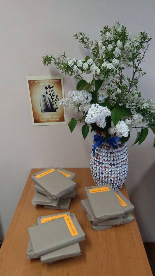 Książki - niespodzianki, obok świeże kwiaty